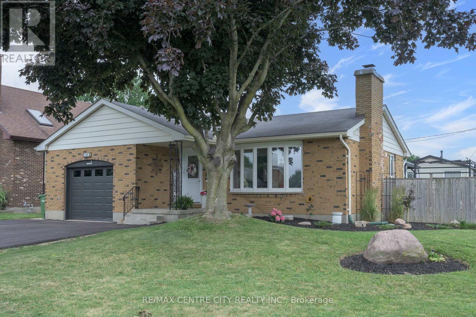1 Idsardi Avenue, St. Thomas, Ontario  N5R 5P5 - Photo 2 - X13536812