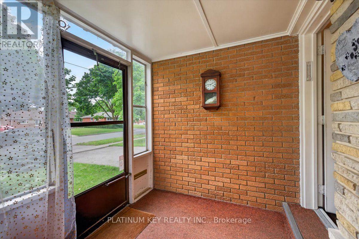 1948 Royal Crescent, London East, Ontario  N5V 1N7 - Photo 2 - X13537062