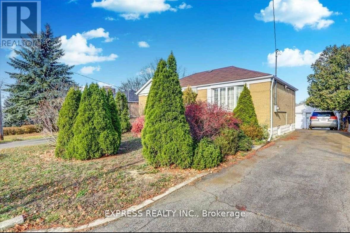 46 William Cragg Drive, Toronto, Ontario  M3M 1V1 - Photo 2 - W13537048