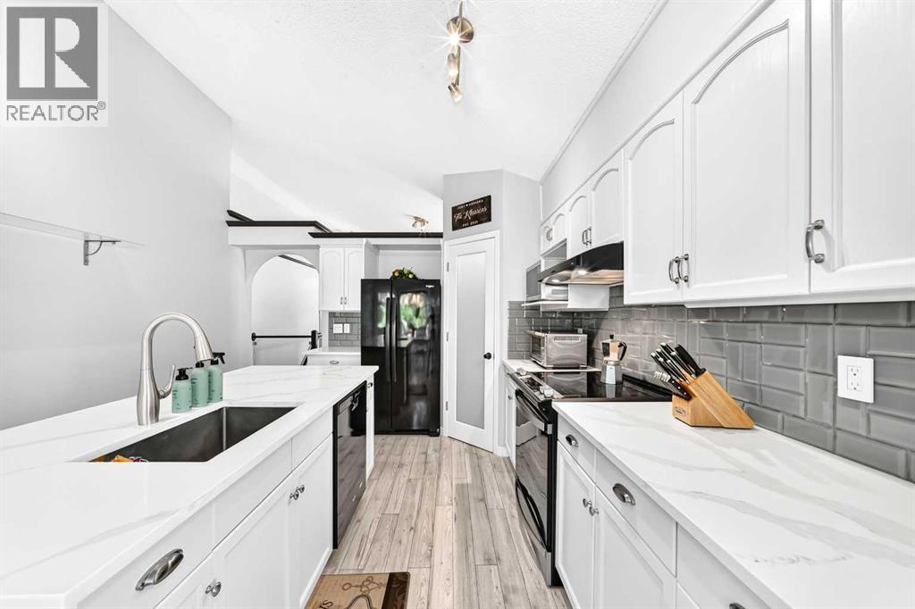 4 Valley Meadow Close NW, Calgary, Alberta  T3B 5M1 - Photo 12 - A2326816