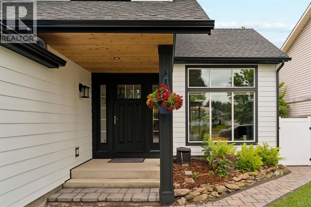 692 Woodpark Boulevard SW, Calgary, Alberta  T2W 3R7 - Photo 3 - A2325814