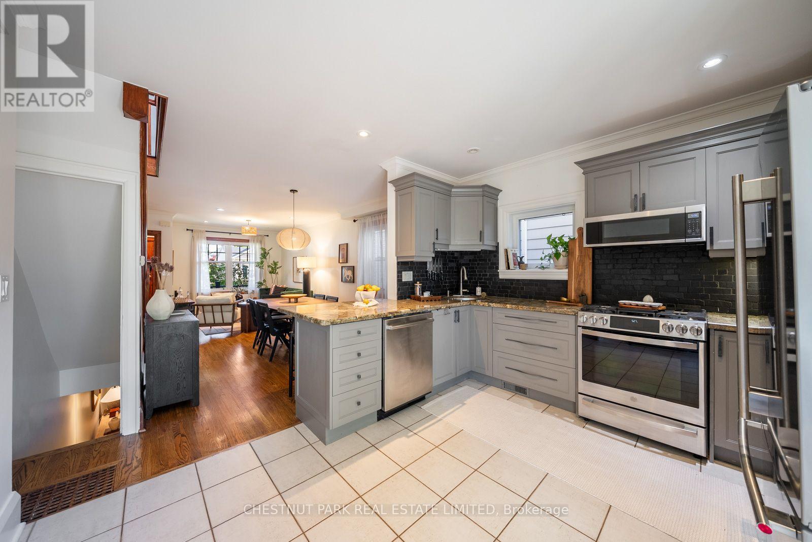 266 Queensdale Avenue, Toronto, Ontario  M4C 2B2 - Photo 11 - E13537532