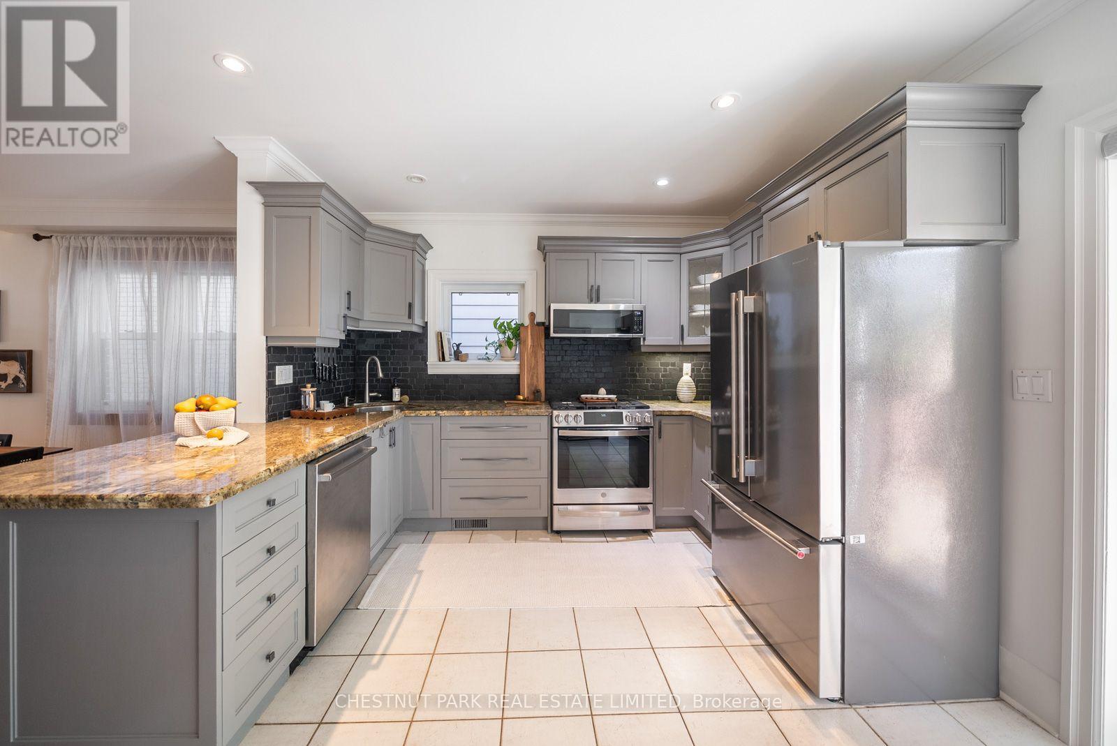 266 Queensdale Avenue, Toronto, Ontario  M4C 2B2 - Photo 12 - E13537532