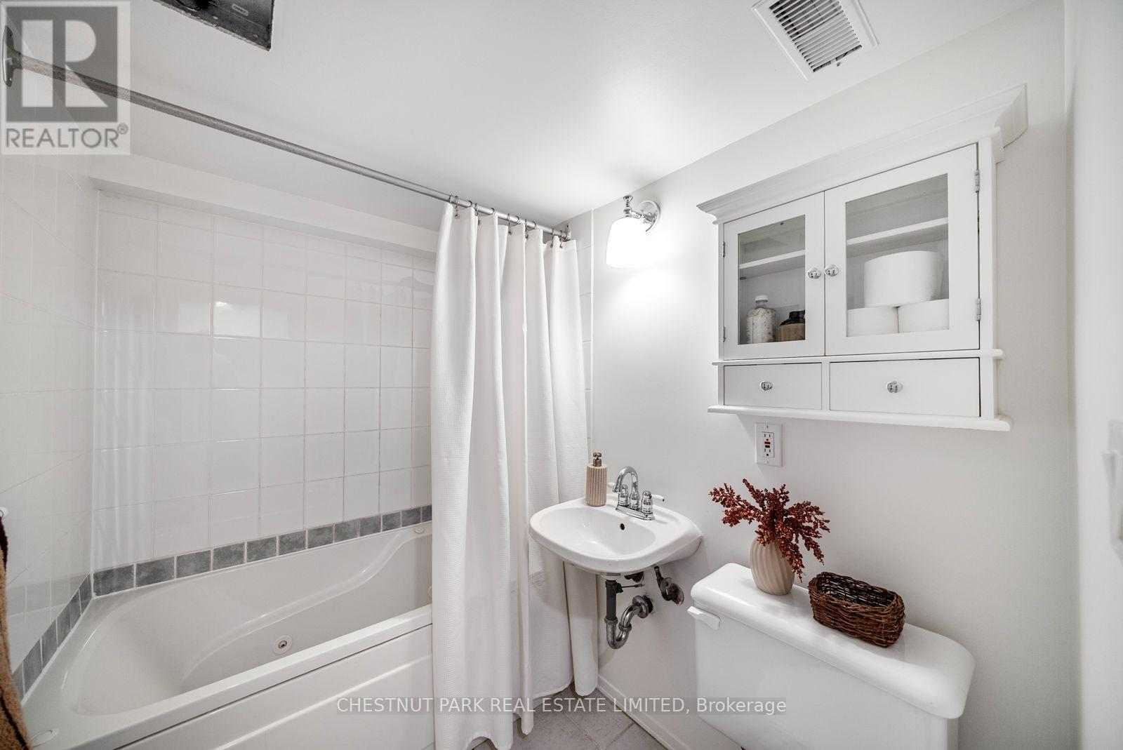 266 Queensdale Avenue, Toronto, Ontario  M4C 2B2 - Photo 32 - E13537532