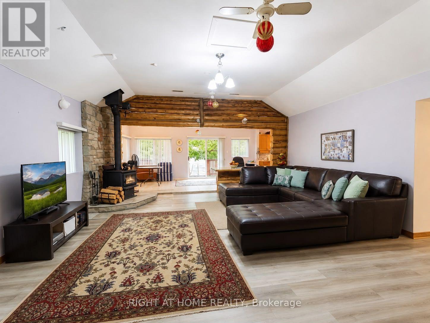 5470 Penetanguishene Road, Springwater, Ontario  L0L 1P0 - Photo 2 - S13537462