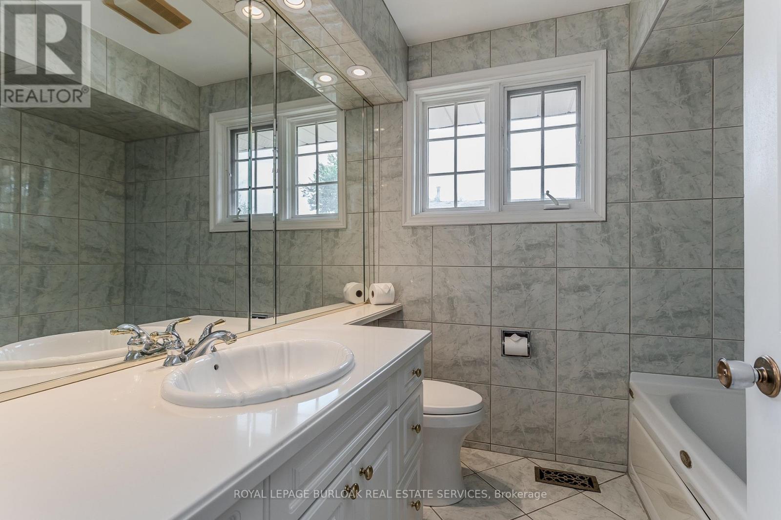 342 Bryant Crescent, Burlington, Ontario  L7L 3Z5 - Photo 21 - W13537488