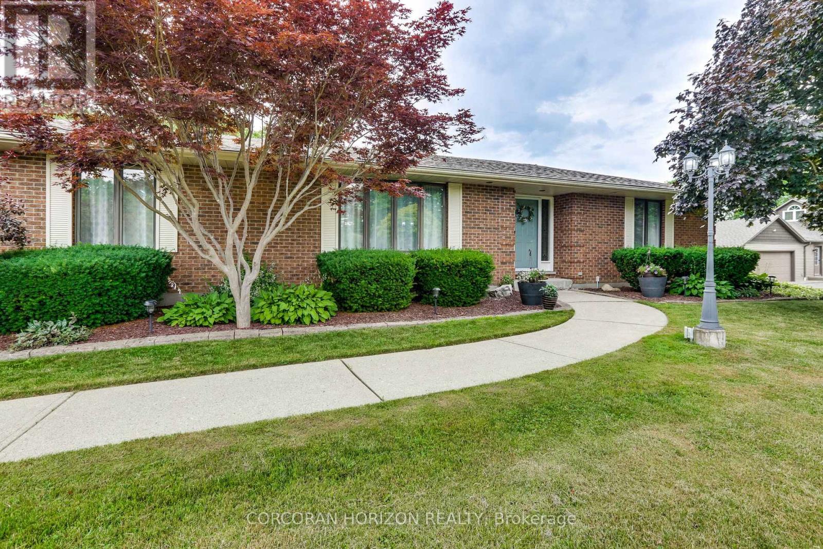 4542 Avenue Road, London South, Ontario N6N 1E7 - Photo 3 - X13537498