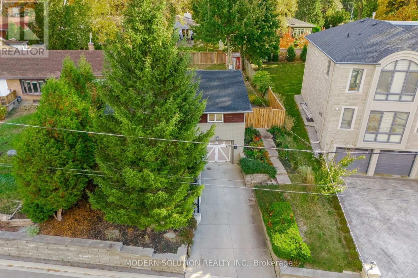 2557 Mindemoya Road, Mississauga, Ontario  L5C 2R1 - Photo 3 - W13538074
