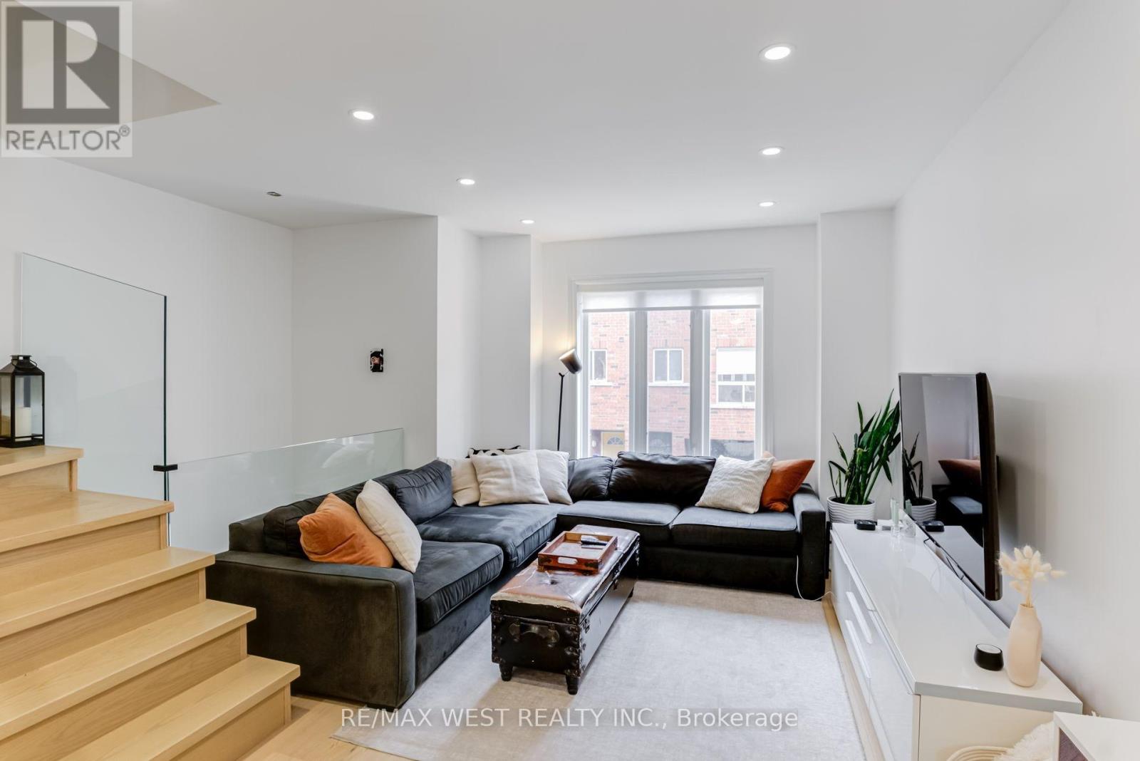 12 Grogan Mews, Toronto, Ontario  M6G 4J9 - Photo 2 - W13538106