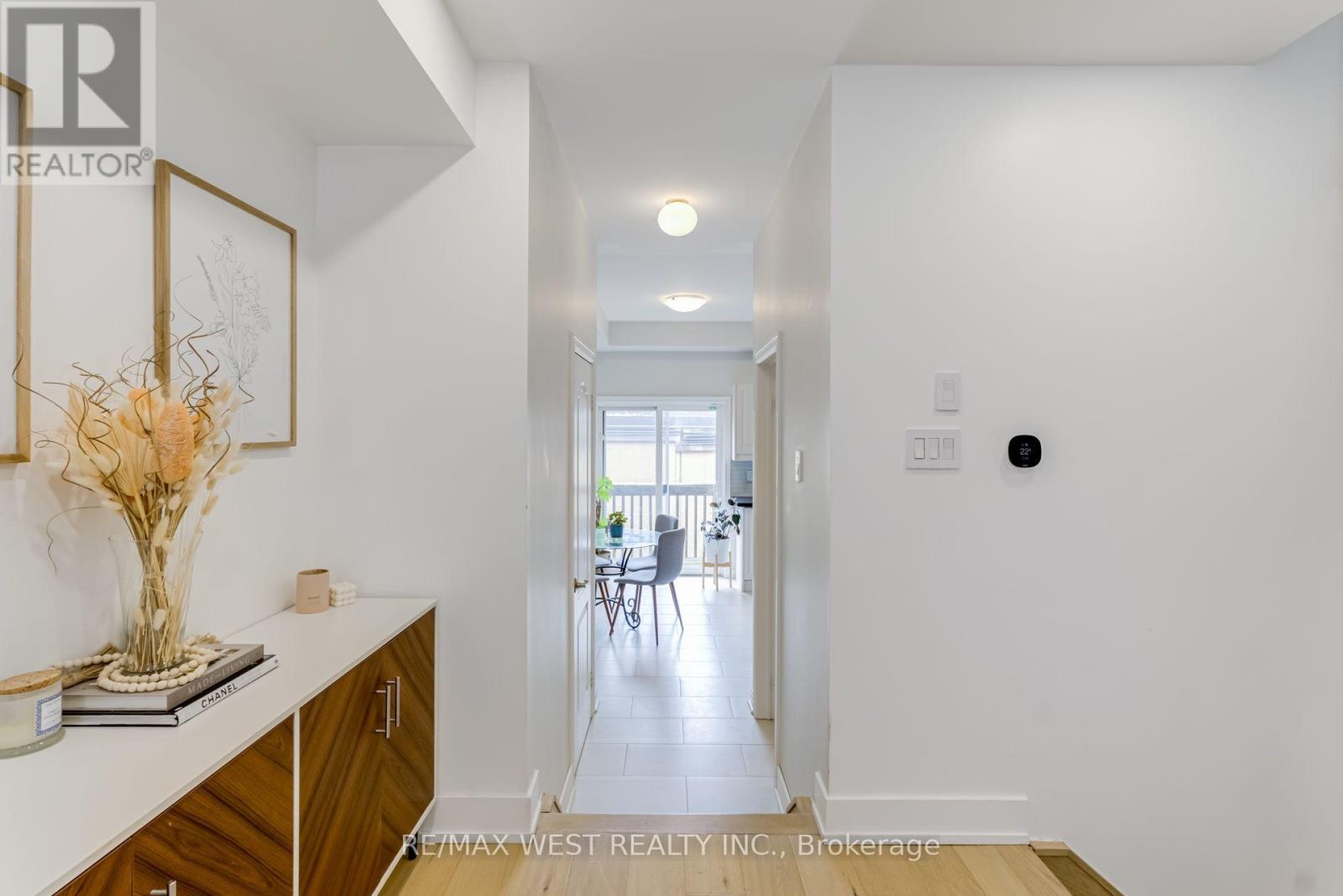 12 Grogan Mews, Toronto, Ontario  M6G 4J9 - Photo 4 - W13538106