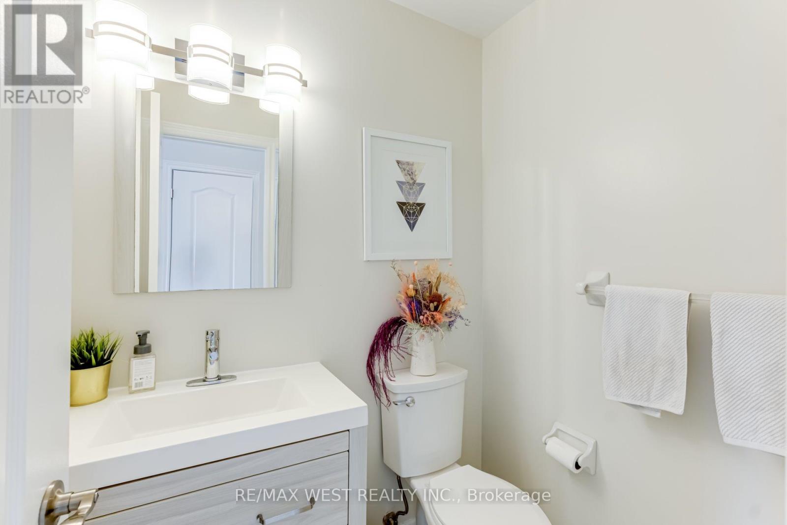 12 Grogan Mews, Toronto, Ontario  M6G 4J9 - Photo 5 - W13538106