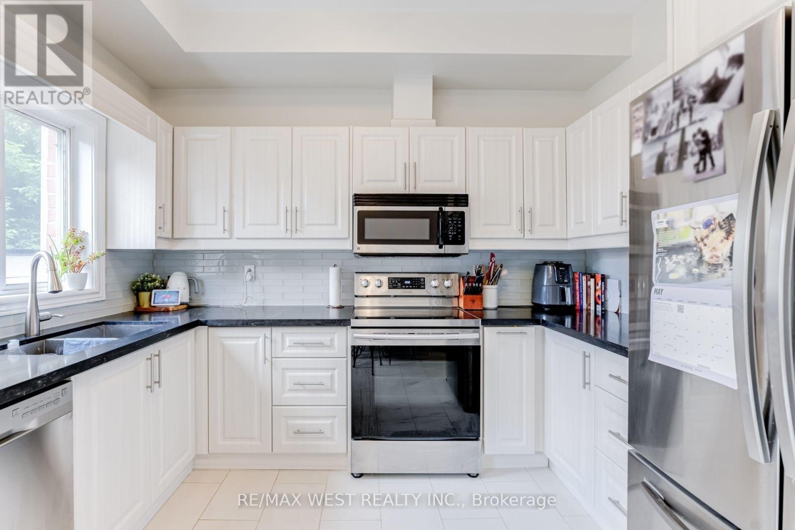12 Grogan Mews, Toronto, Ontario  M6G 4J9 - Photo 7 - W13538106