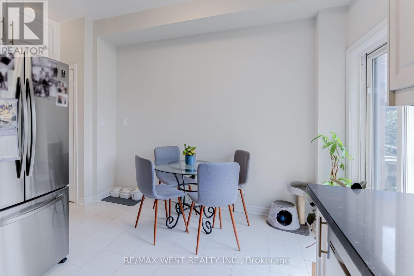 12 Grogan Mews, Toronto, Ontario  M6G 4J9 - Photo 8 - W13538106