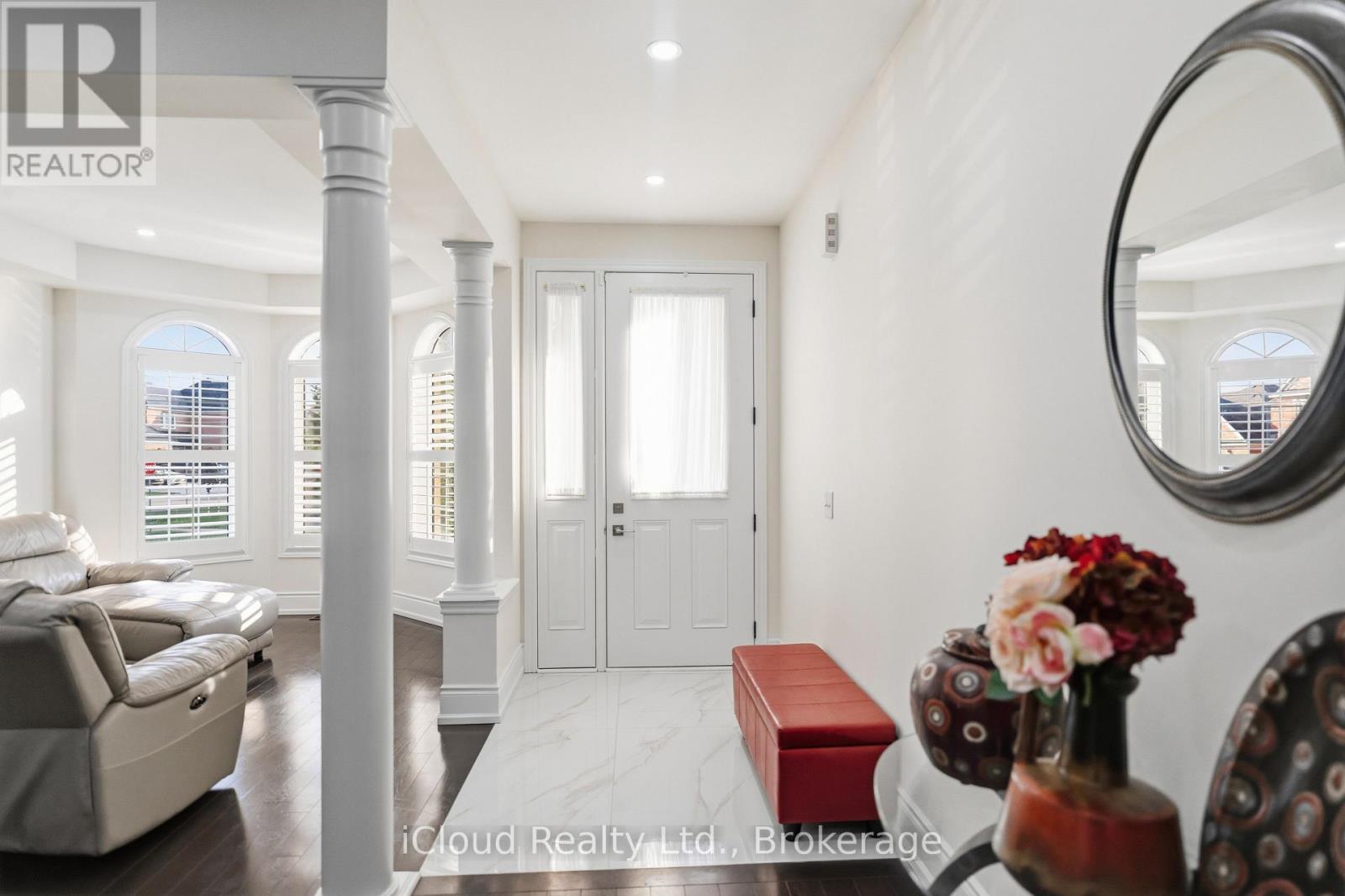 5 Leith Drive, Bradford West Gwillimbury, Ontario  L3Z 0G5 - Photo 3 - N13538216