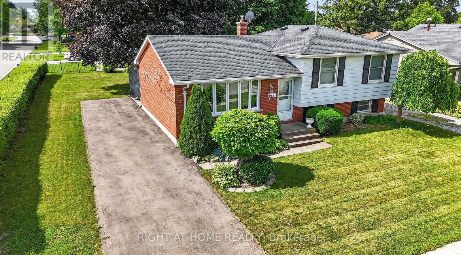 49 Locke Avenue, St. Thomas, Ontario  N5P 3Y4 - Photo 2 - X13538740