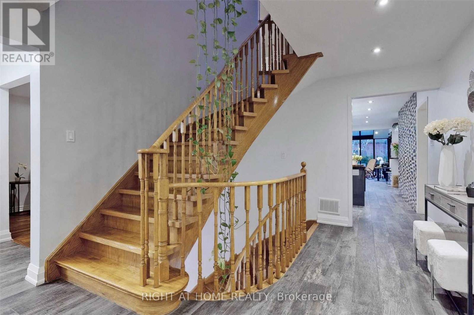 43 Topham Crescent, Richmond Hill, Ontario  L4C 9H1 - Photo 2 - N13538704