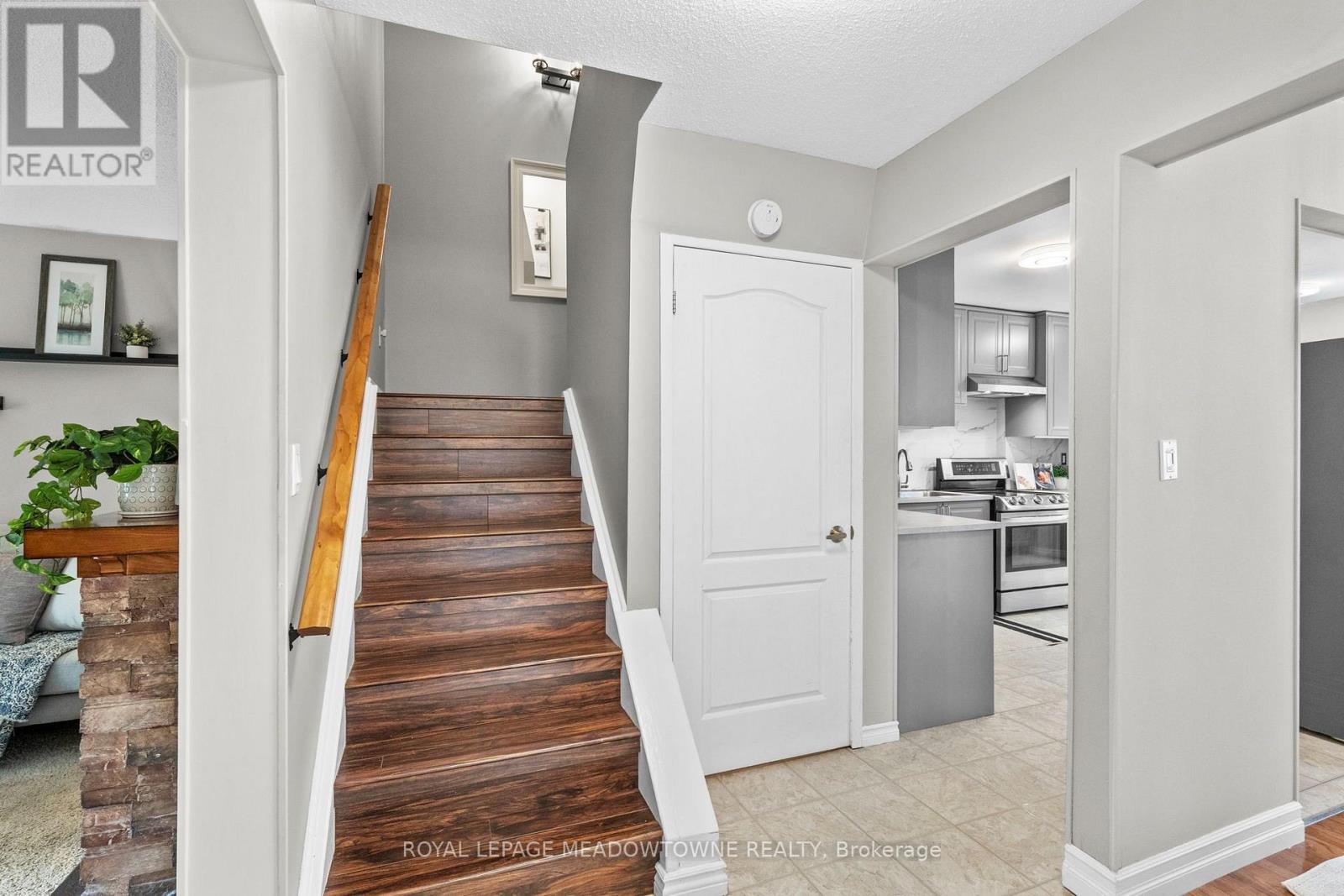709 Middleton Crescent, Milton, Ontario  L9T 4C2 - Photo 4 - W13538638