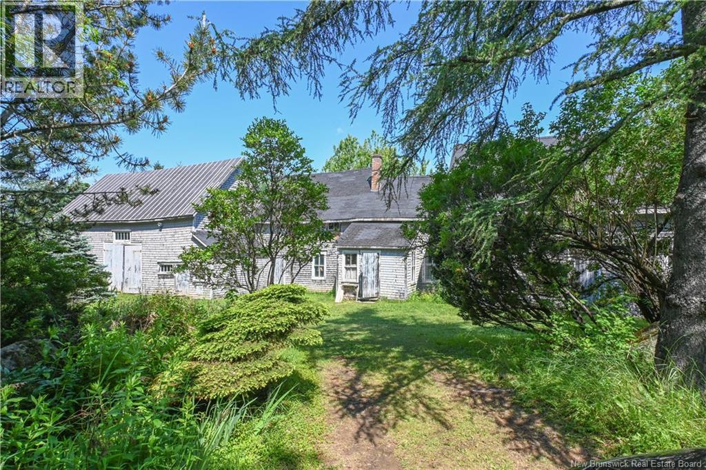 325 Savoie Street, Caraquet, New Brunswick  E1W 1A3 - Photo 5 - NB143627