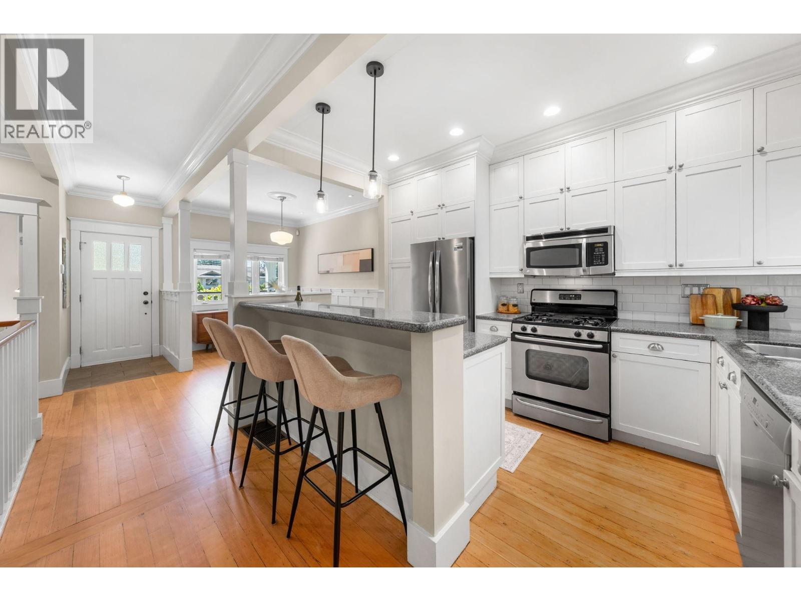396 E Keith Road, North Vancouver, British Columbia  V7L 1V7 - Photo 4 - R3143972