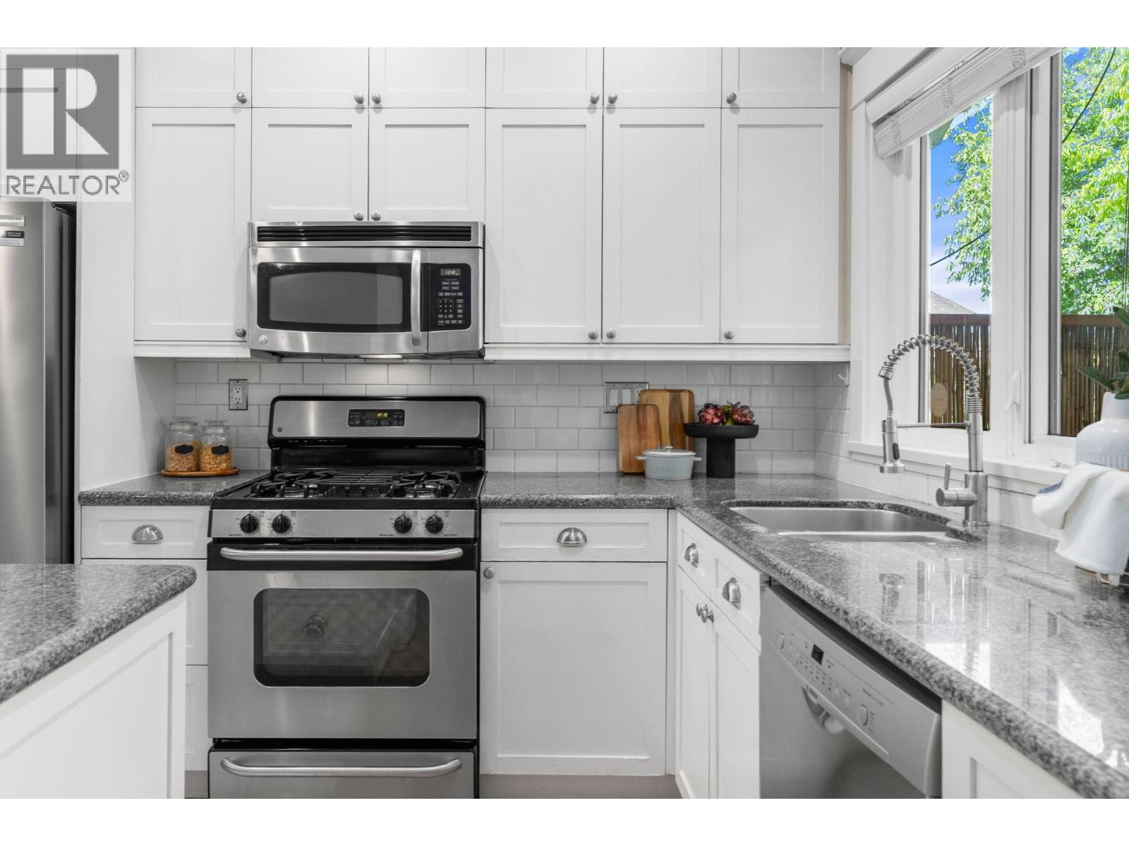 396 E Keith Road, North Vancouver, British Columbia  V7L 1V7 - Photo 5 - R3143972