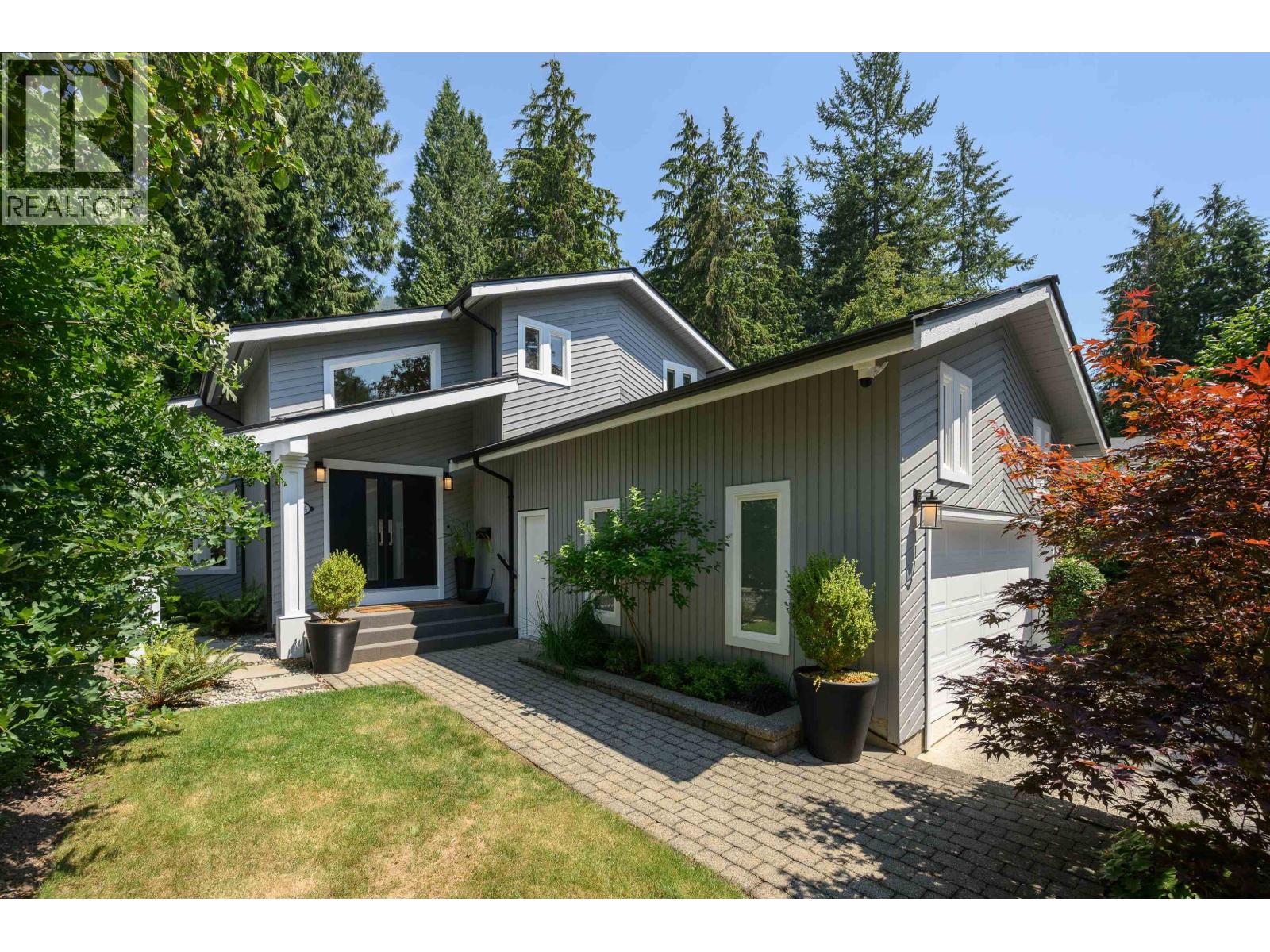5544 Woodchuck Place, North Vancouver, British Columbia  V7R 4P1 - Photo 2 - R3144004