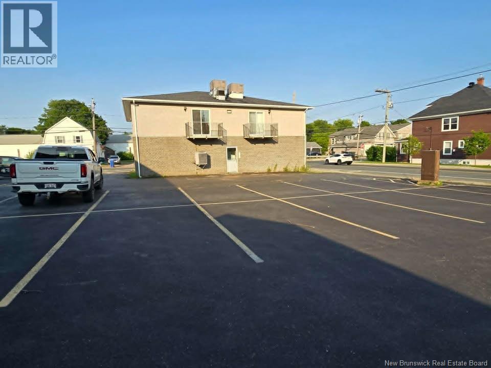 396 King, Bathurst, New Brunswick  E2A 1P3 - Photo 2 - NB143638