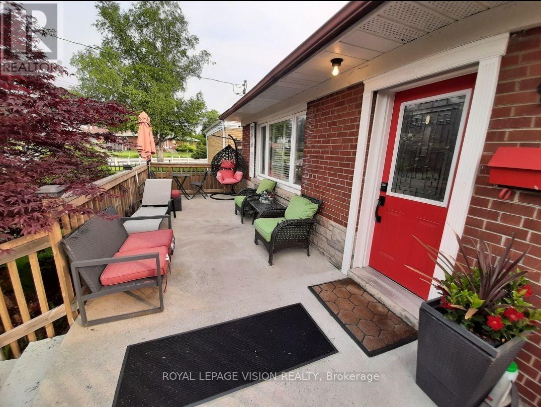 52 Ellendale Drive, Toronto, Ontario  M1P 1N5 - Photo 2 - E13539226