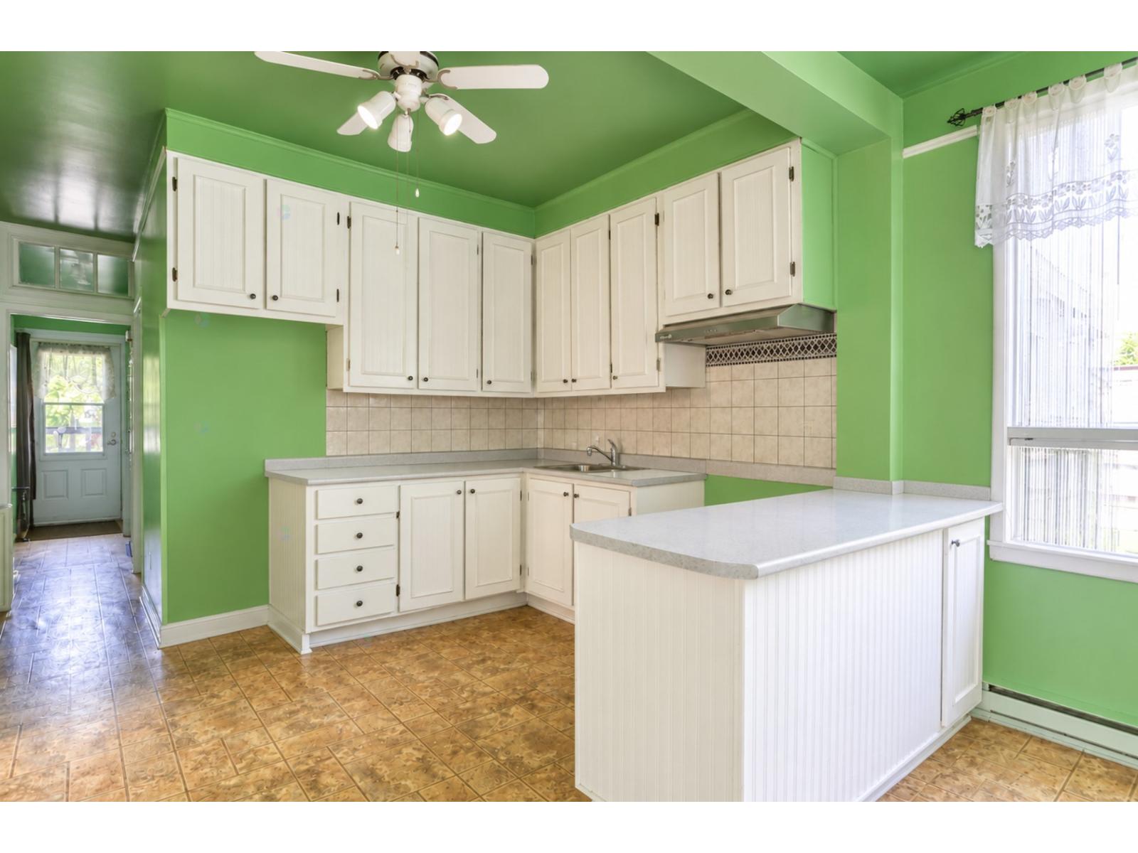 2392-2394 Av. Laval Shawinigan Quebec Canada G9N2A6 2