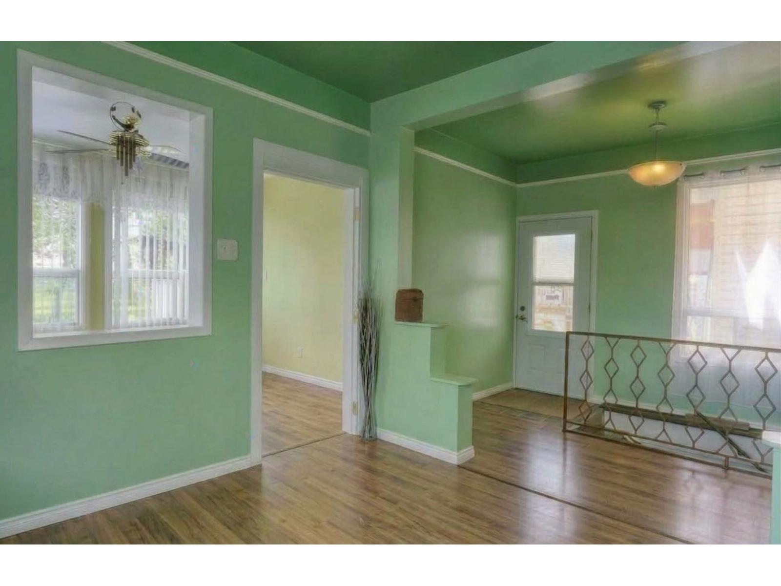 2392-2394 Av. Laval Shawinigan Quebec Canada G9N2A6 3