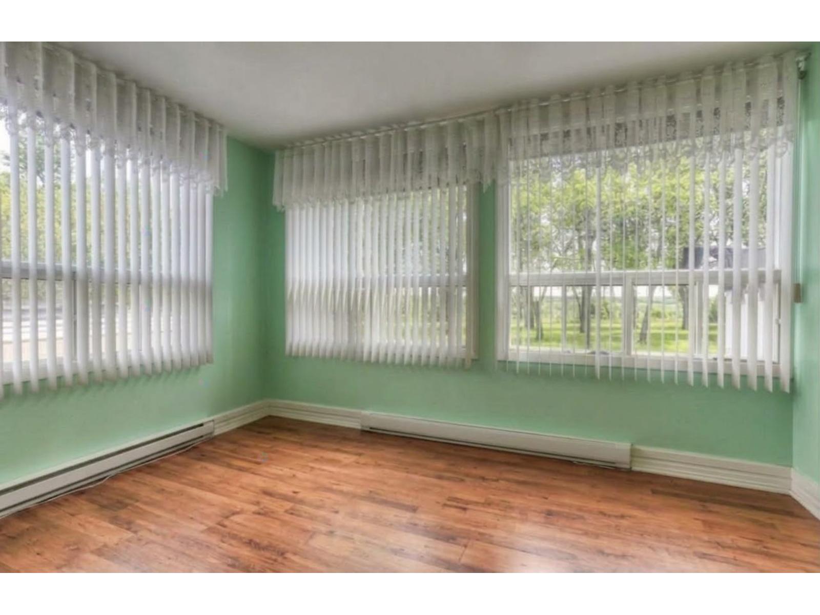 2392-2394 Av. Laval Shawinigan Quebec Canada G9N2A6 4