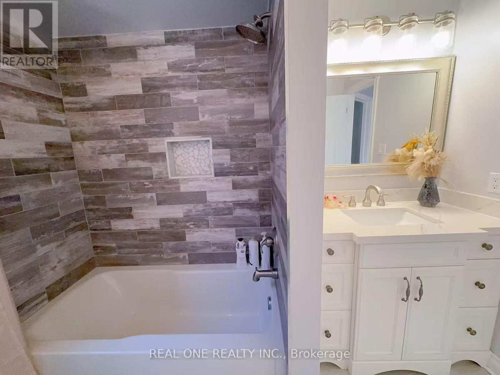 Upper - 193 Dean Burton Lane, Newmarket, Ontario L3X 3C4 - Photo 16 - N13539110
