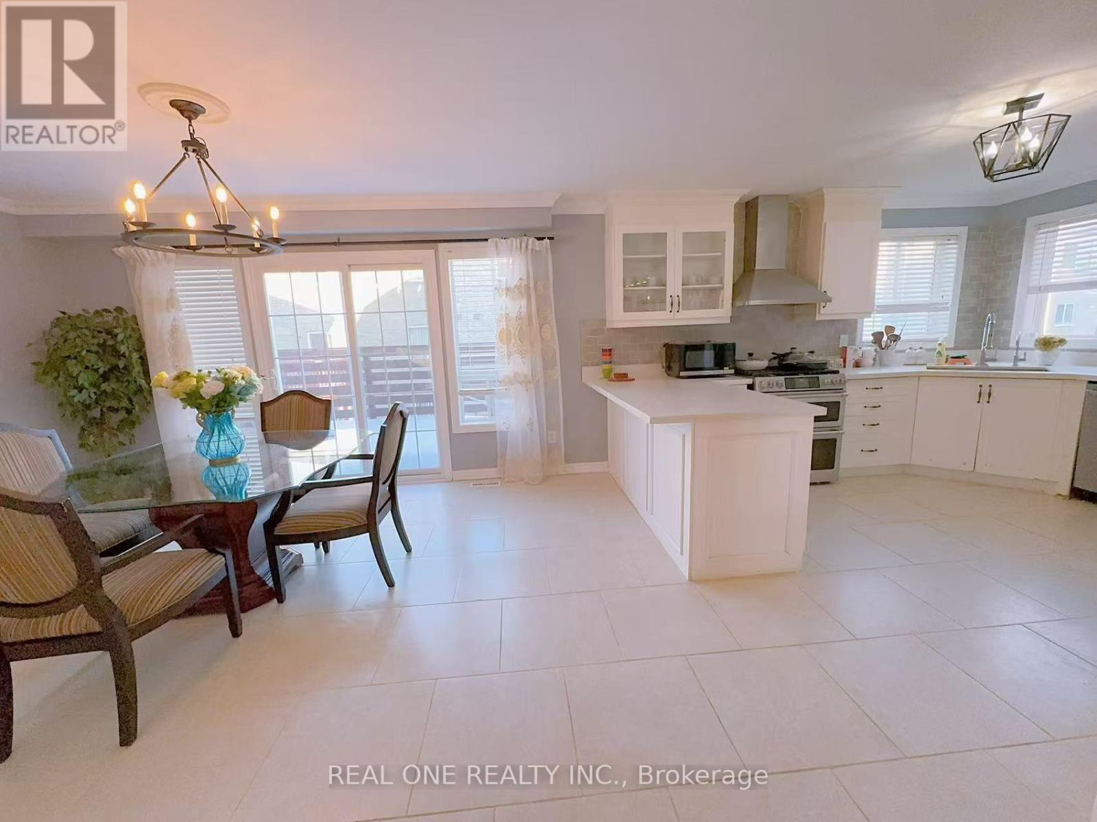 Upper - 193 Dean Burton Lane, Newmarket, Ontario L3X 3C4 - Photo 3 - N13539110