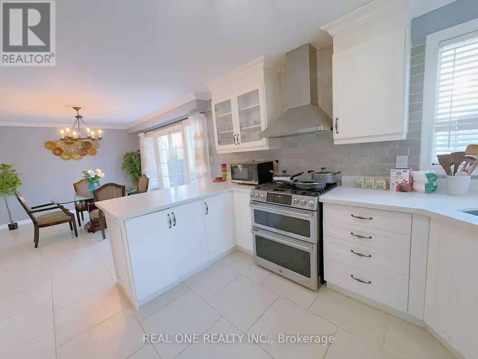 Upper - 193 Dean Burton Lane, Newmarket, Ontario L3X 3C4 - Photo 4 - N13539110