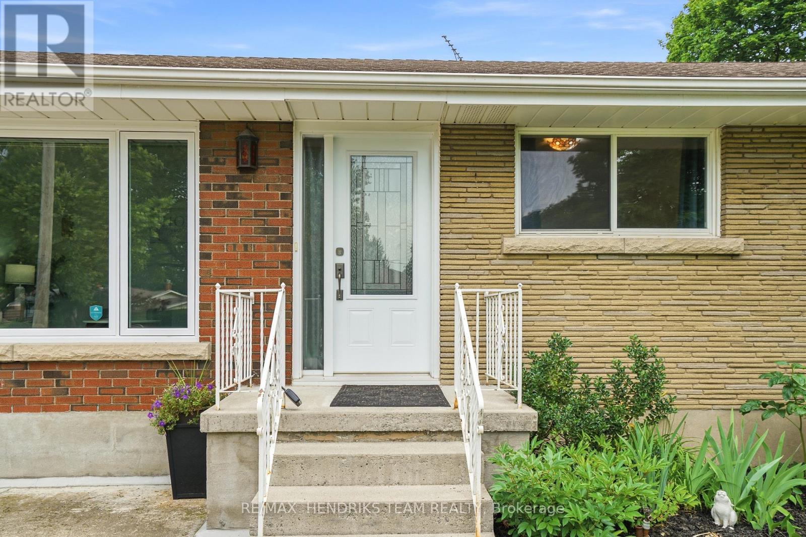 32 Hanson Drive, St. Catharines, Ontario  L2M 2X1 - Photo 3 - X13538600