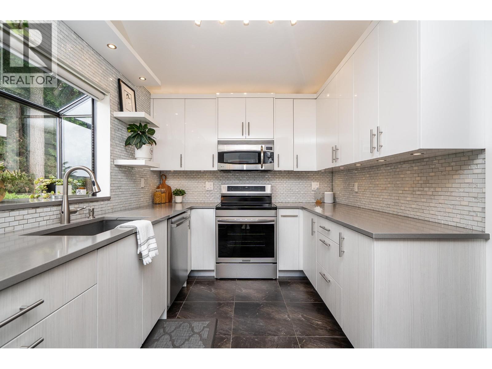 2436 Leclair Drive, Coquitlam, British Columbia  V3K 6G7 - Photo 10 - R3144077