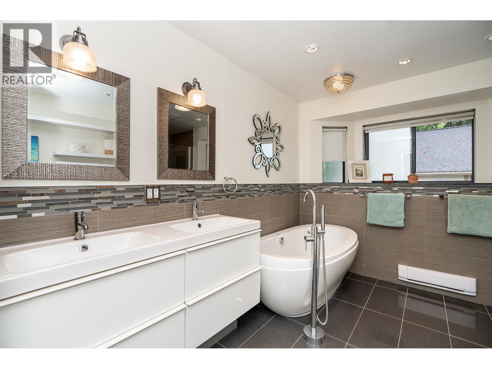 2436 Leclair Drive, Coquitlam, British Columbia  V3K 6G7 - Photo 22 - R3144077
