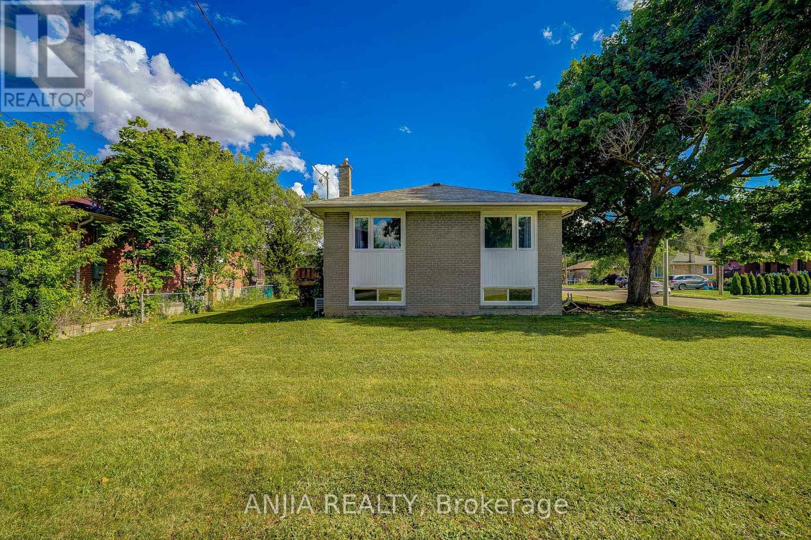 Main Fl - 203 Norfolk Avenue, Richmond Hill, Ontario L4C 2E1 - Photo 4 - N13539336