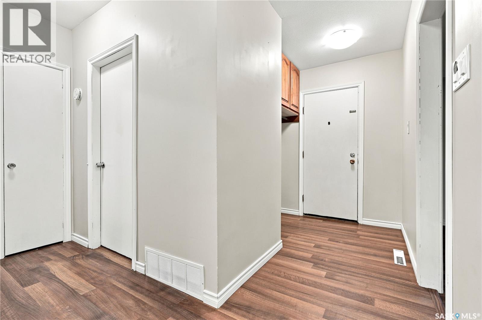 2118 Clarence Avenue S, Saskatoon, Saskatchewan  S7J 1L5 - Photo 3 - SK041898