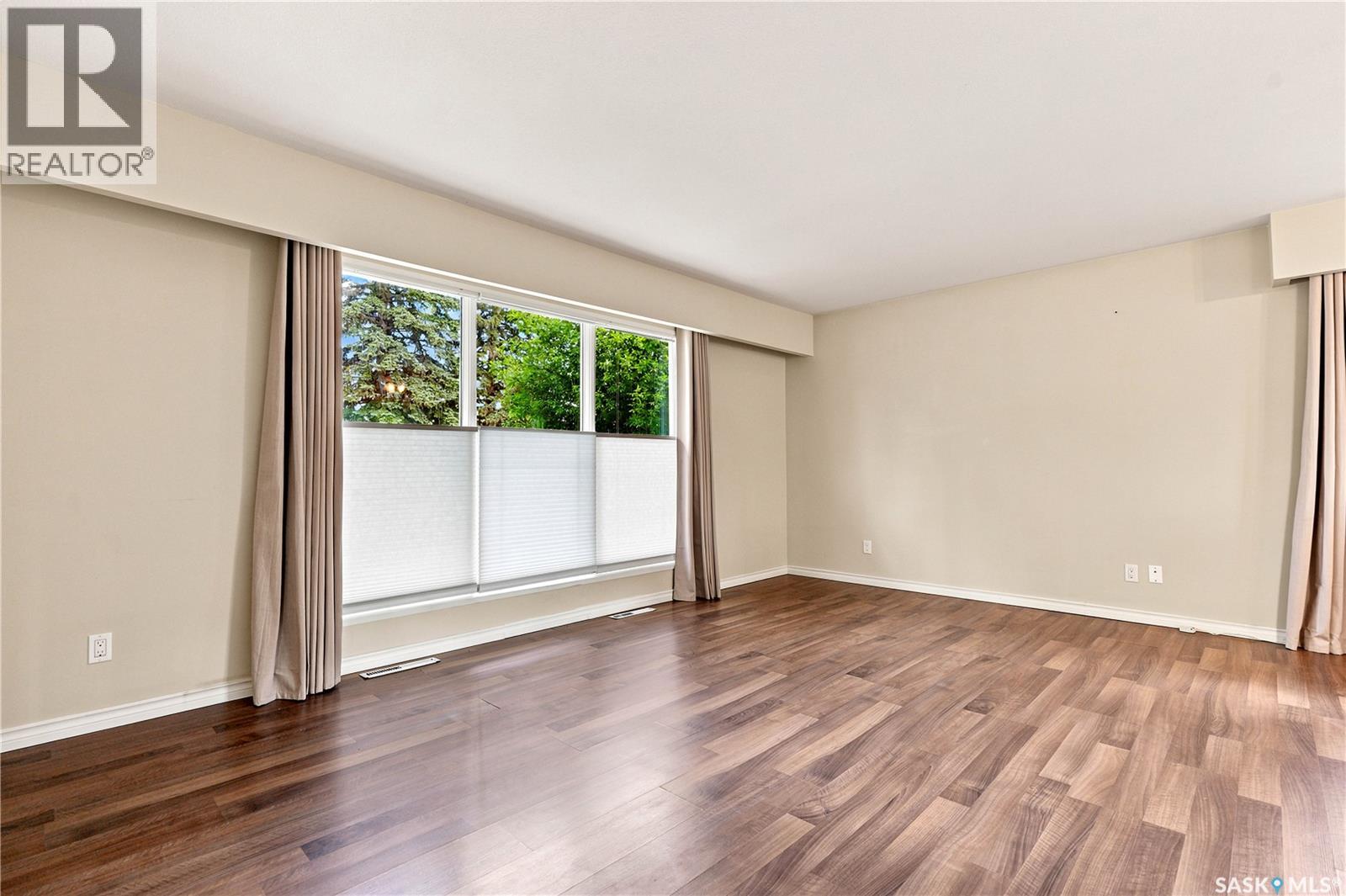 2118 Clarence Avenue S, Saskatoon, Saskatchewan  S7J 1L5 - Photo 4 - SK041898