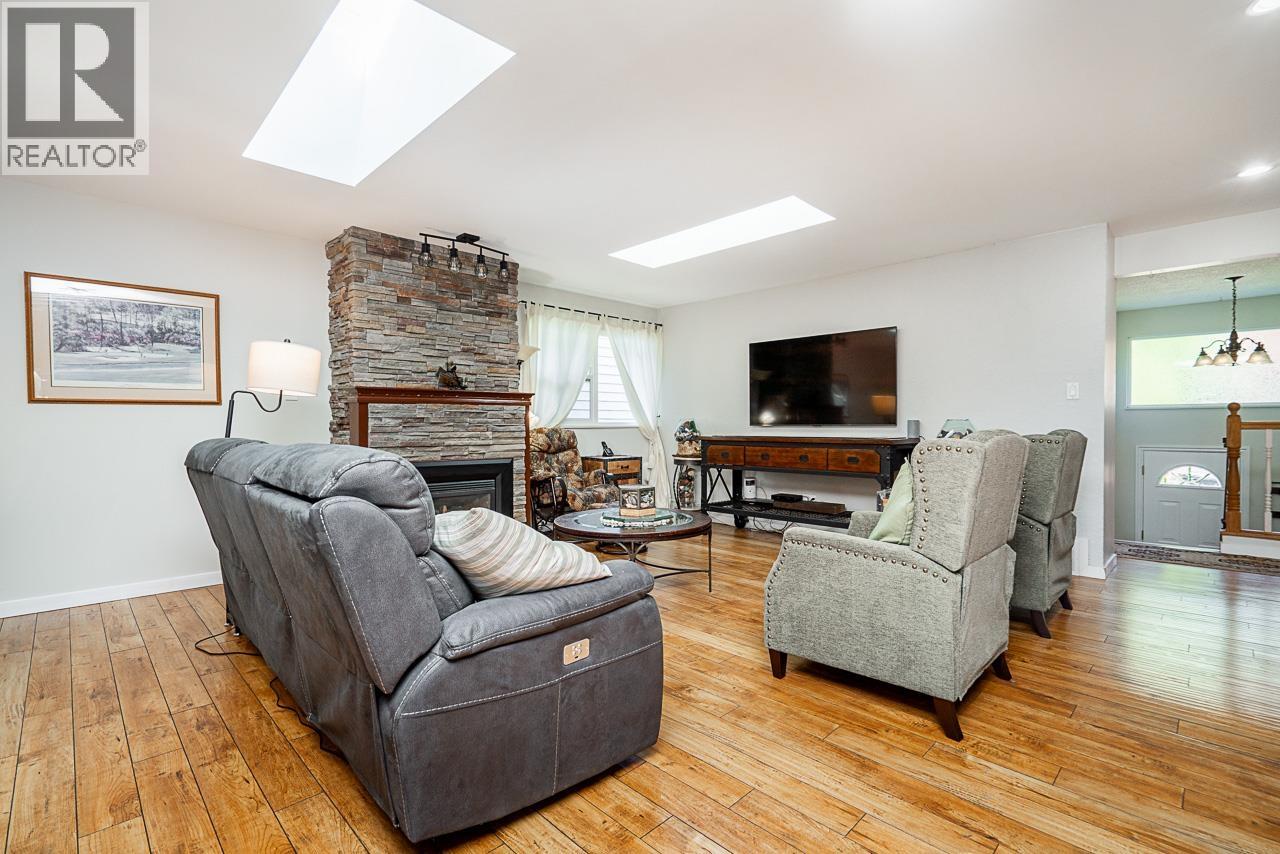 404 Mundy Street, Coquitlam, British Columbia  V3K 5N1 - Photo 5 - R3143988