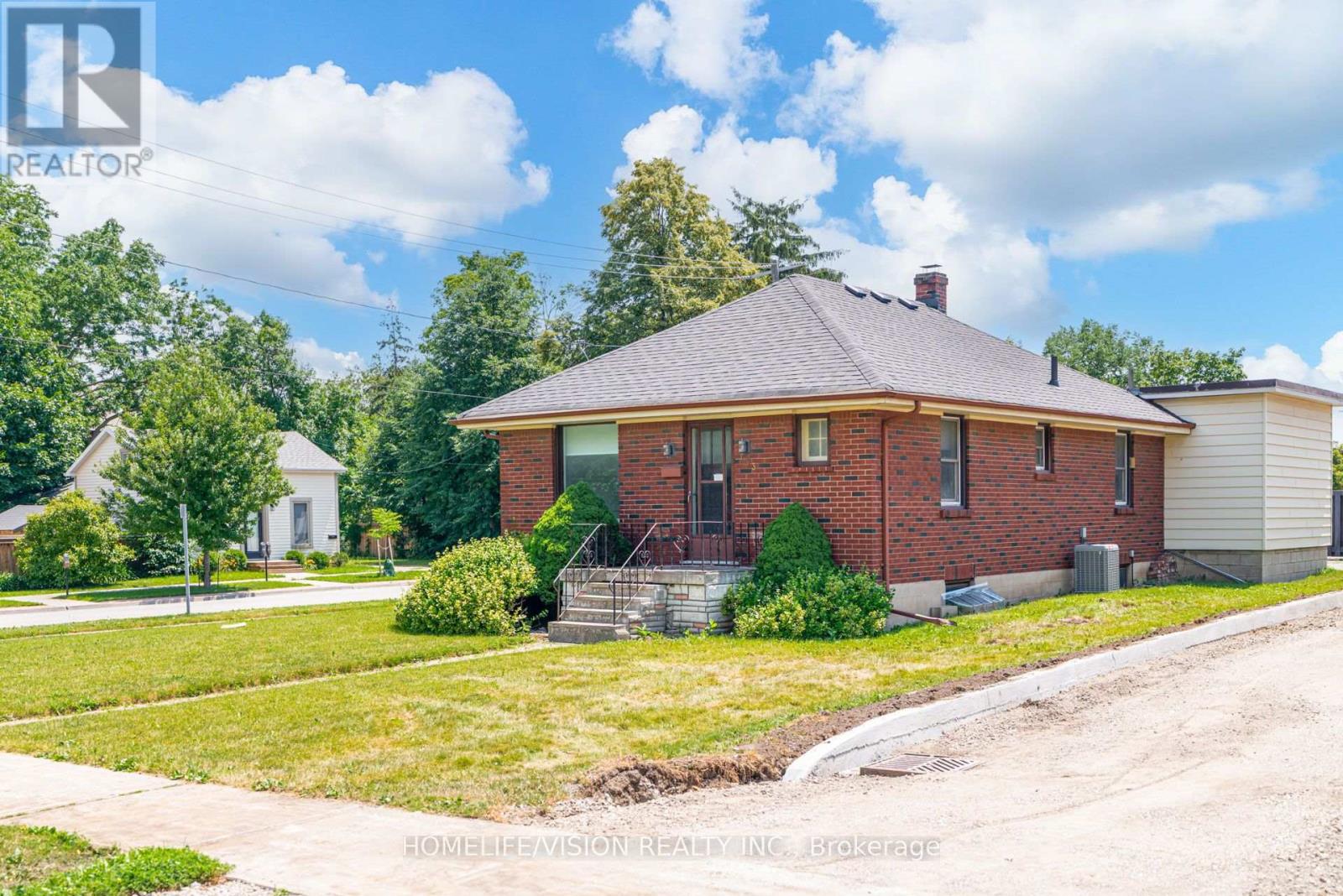 133 Mary Street E, Whitby, Ontario L1N 2P3 - Photo 2 - E13539624
