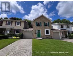 26 PARKLAND COURT, Aurora, Ontario