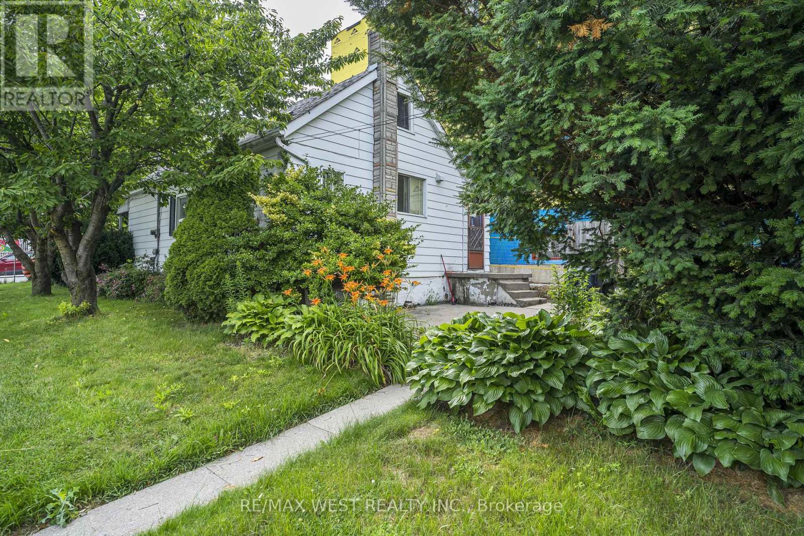48 Ennerdale Road, Toronto, Ontario M6E 4C3 - Photo 8 - W13539498