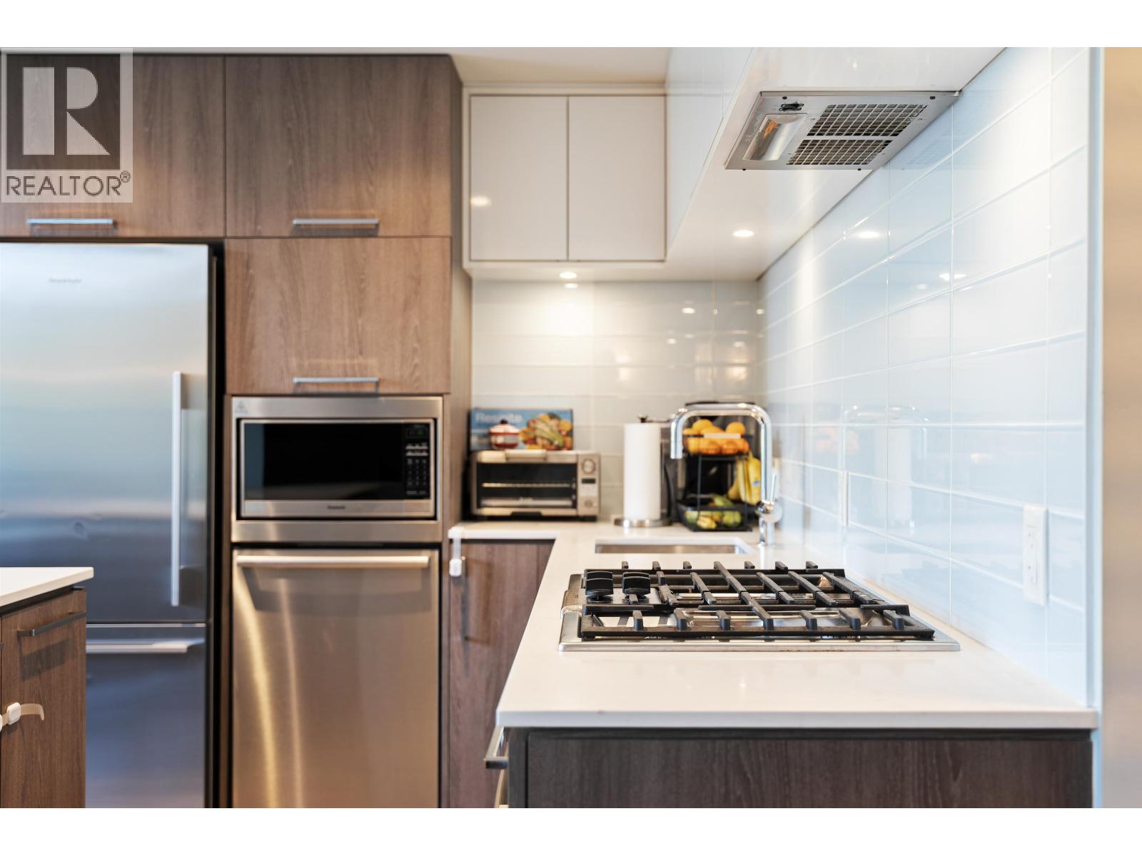 608 680 Seylynn Crescent, North Vancouver, British Columbia  V7J 0B5 - Photo 3 - R3144159