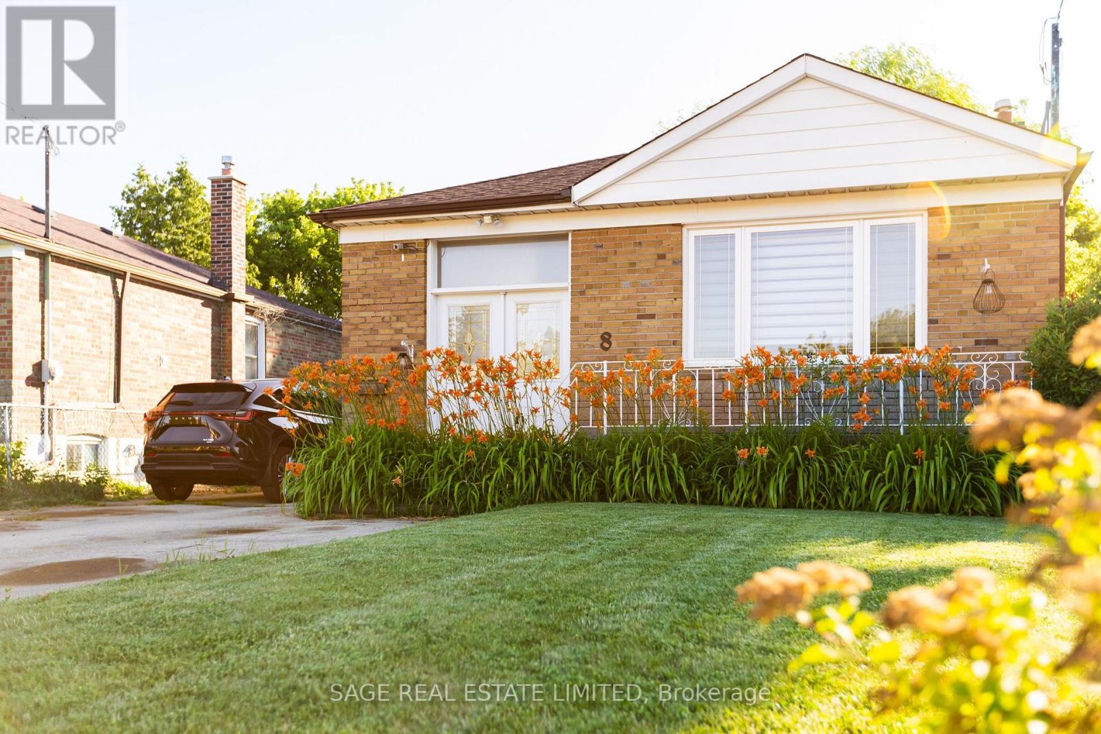 8 LOMBARDY CRESCENT, Toronto (Kennedy Park)