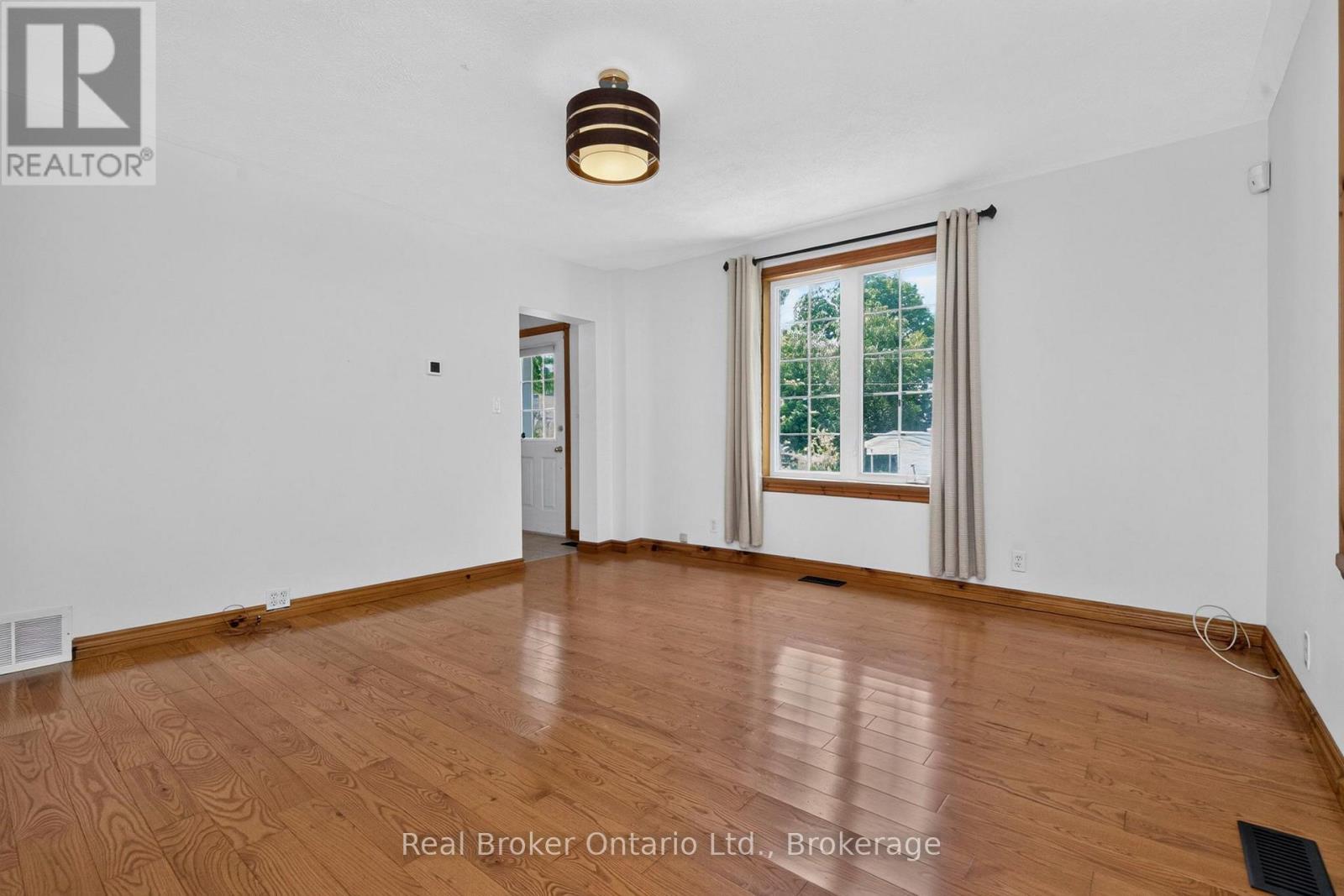 17 Peel Street, Penetanguishene, Ontario  L9M 1A5 - Photo 12 - S13540126