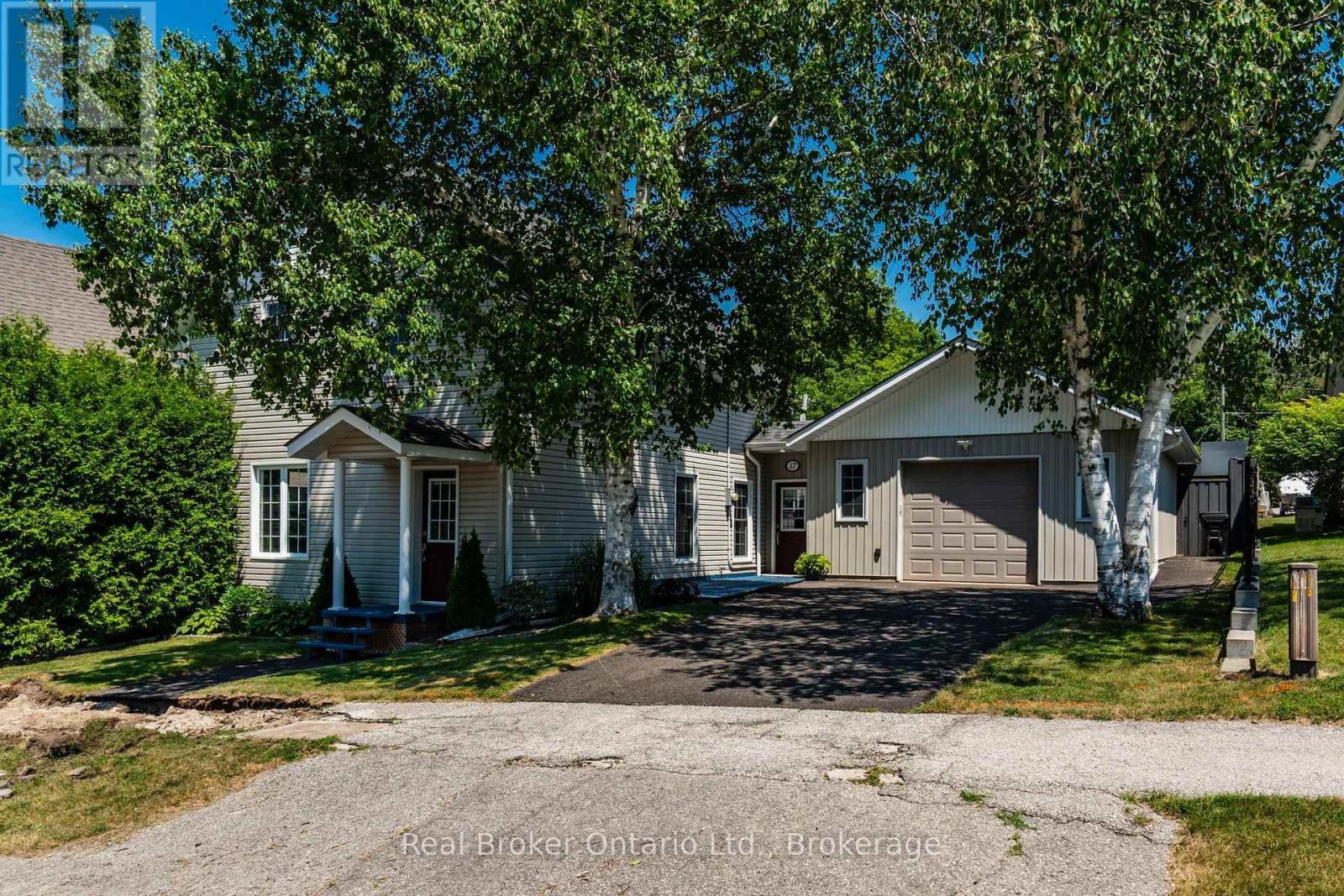 17 Peel Street, Penetanguishene, Ontario  L9M 1A5 - Photo 2 - S13540126