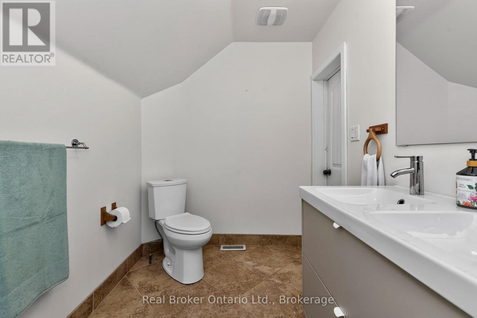 17 Peel Street, Penetanguishene, Ontario  L9M 1A5 - Photo 23 - S13540126