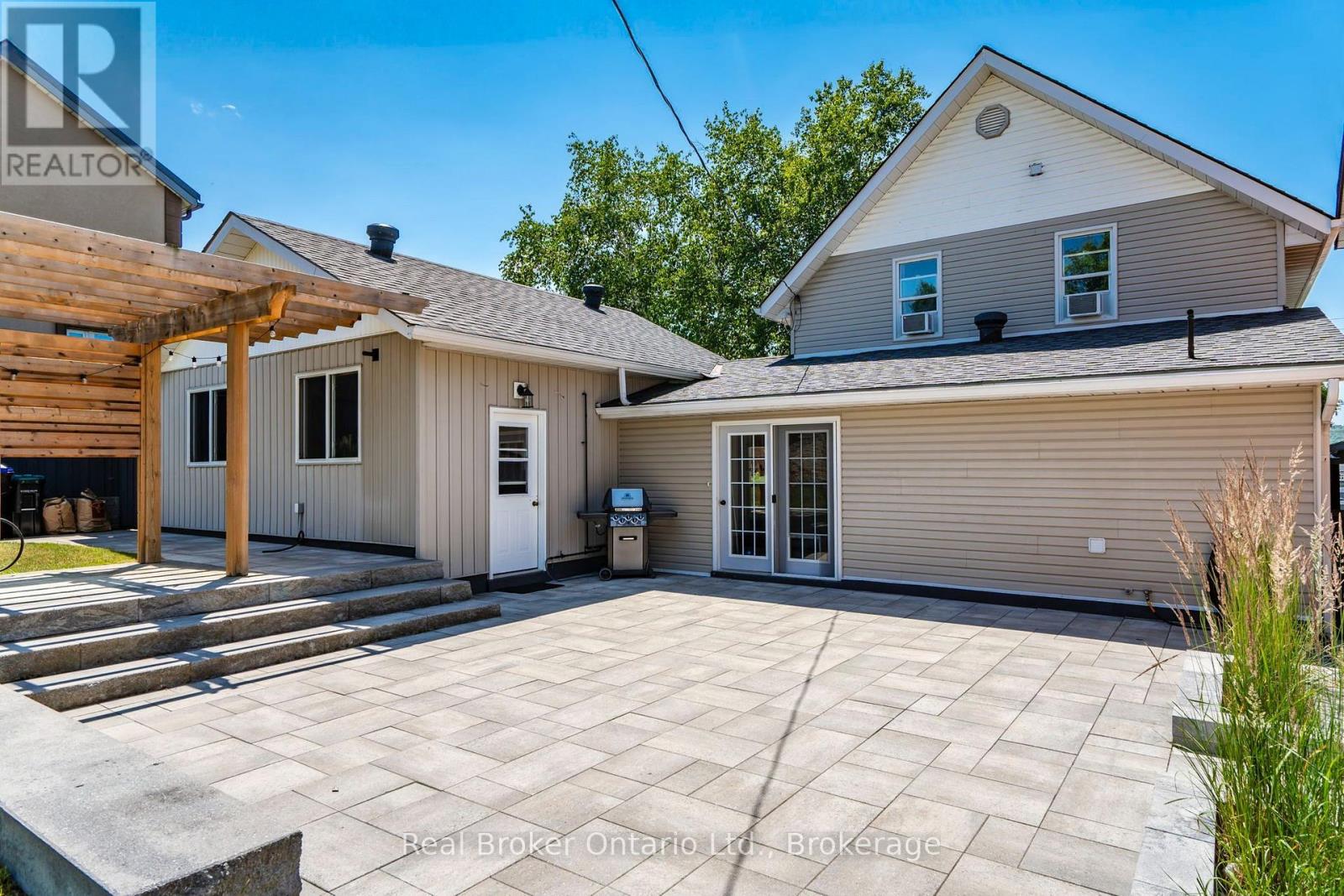 17 Peel Street, Penetanguishene, Ontario  L9M 1A5 - Photo 26 - S13540126