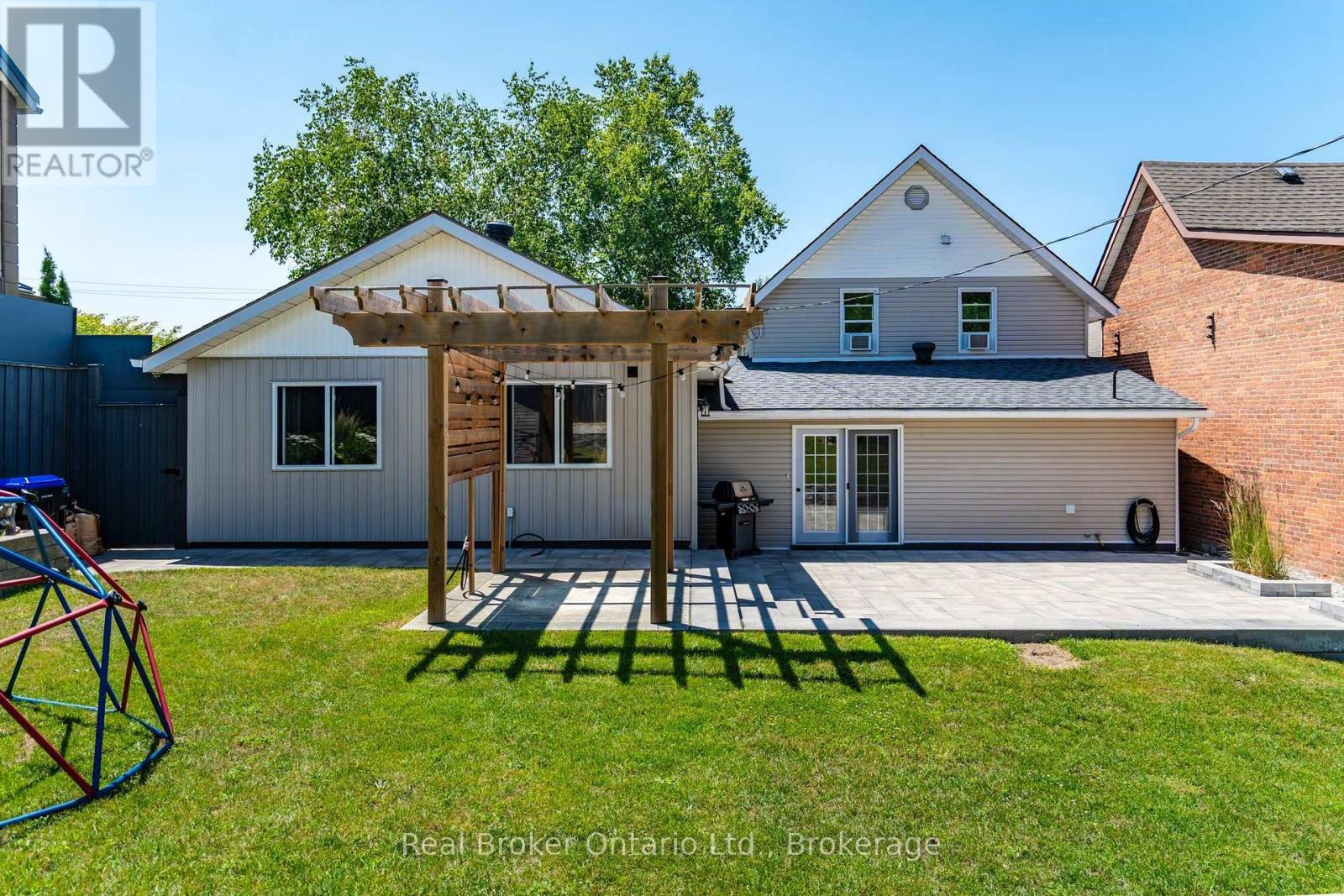 17 Peel Street, Penetanguishene, Ontario  L9M 1A5 - Photo 27 - S13540126